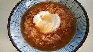 半熟卵のチキンラーメン
