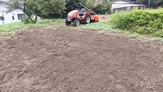 畑に新しいオモチャ